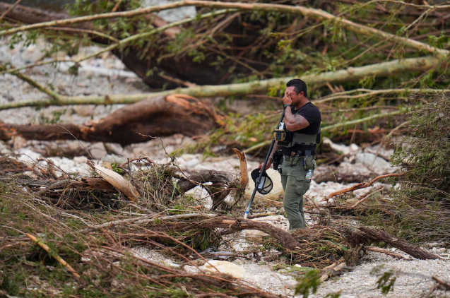 En la foto, un rescatista en la zona de las inundaciones en Texas