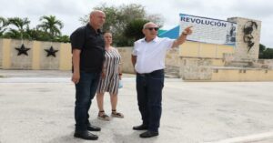 En la foto, dirigentes del partido Comunista en la plaza de Ciego de Ávila