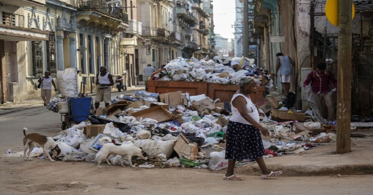 En la foto, basura y pobreza en las calles de Cuba