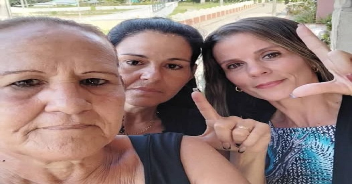 En la foto, las mujeres de San JOsé de las Lajas a las que se les impidió asisir a la embajada de EEUU