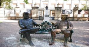 En la foto, las estatuas del Che y Fidel Castro