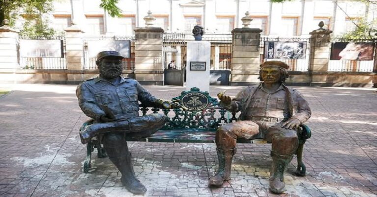En la foto, las estatuas del Che y Fidel Castro