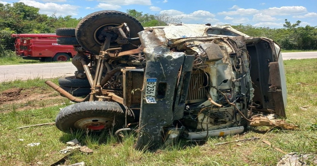 En la foto, el camión del accidente en Majagua, Ciego de Ávila