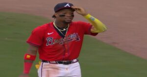 En la foto, Ronald Acuña tras realizar un tiro bestial del RF a tercera base