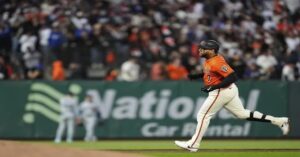 En la foto, Willy Adames recorre las bases tras pegar jojnron ante Dodgers