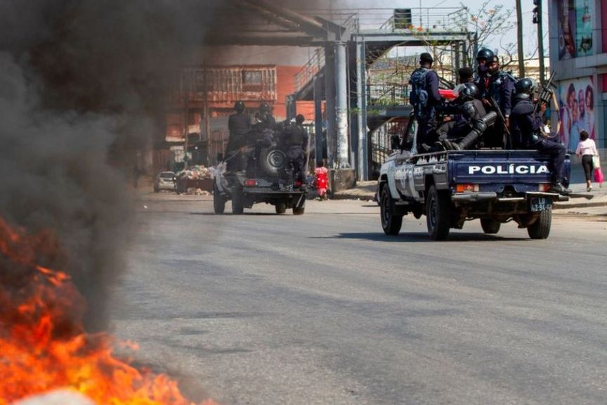 En la foto, momentos de las protestas en Angola