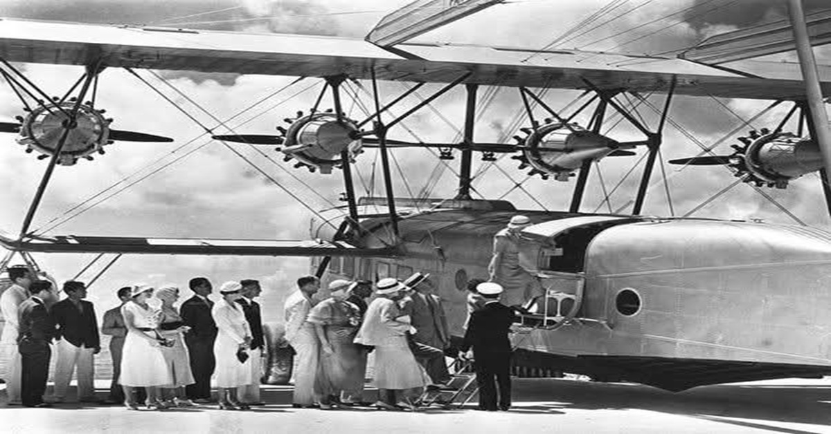 En la foto, personas abordando el S-40