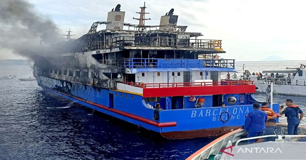 Al menos cinco muertos tras incendiarse un ferry en Indonesia