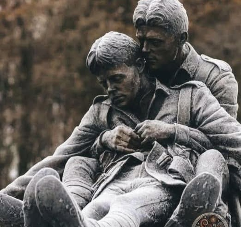 En la foto, la estatua de los dos hermanos australianos