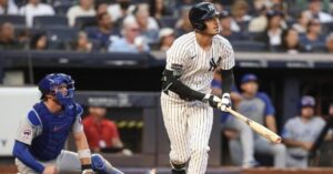 En la foto, Cody Bellinger batea jonrón ante los Cubs