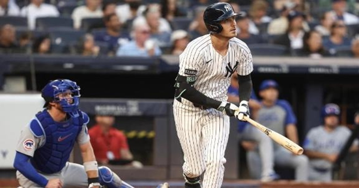 En la foto, Cody Bellinger batea jonrón ante los Cubs