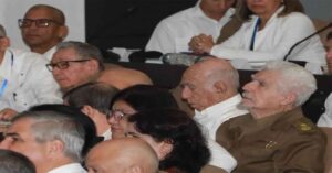 En la foto, varios de los ancianos que ostentan el verdadero poder en Cuba