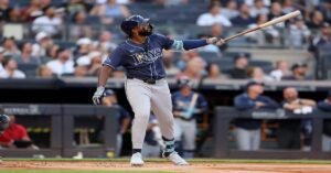 En la foto, Junior Caminero batea jonrón ante Yankees