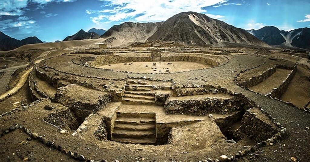 En la foto, vista de la ciudadela de Caral, en Perú