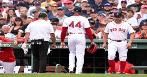 En la foto, Chapman deja el partido ante los Dodgers