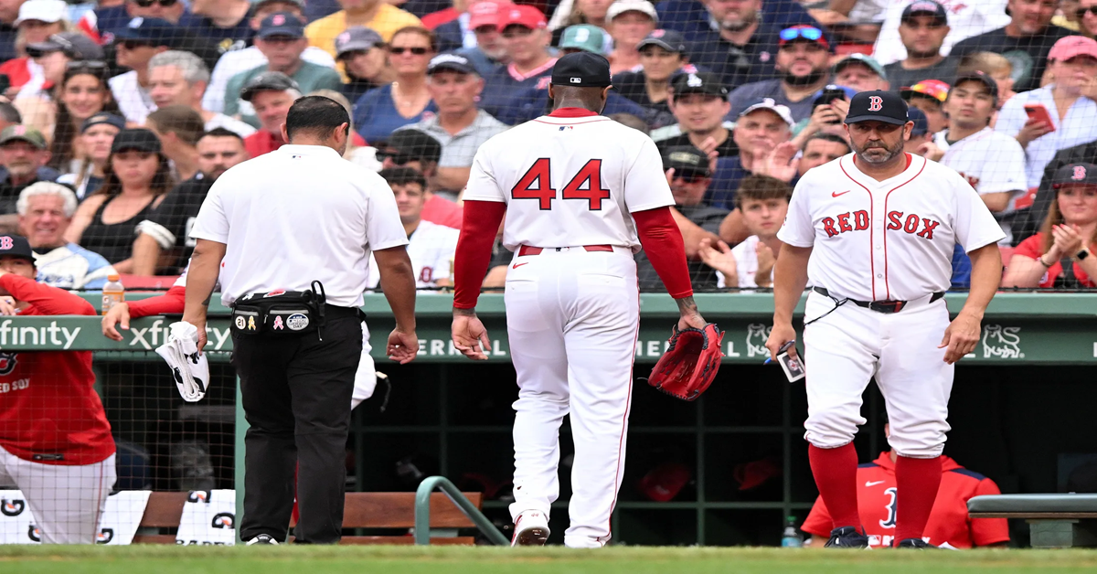 En la foto, Chapman deja el partido ante los Dodgers