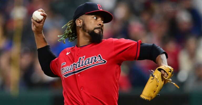 En la foto, Enmanuel Clase, lanzador de los Guardians de Cleveland