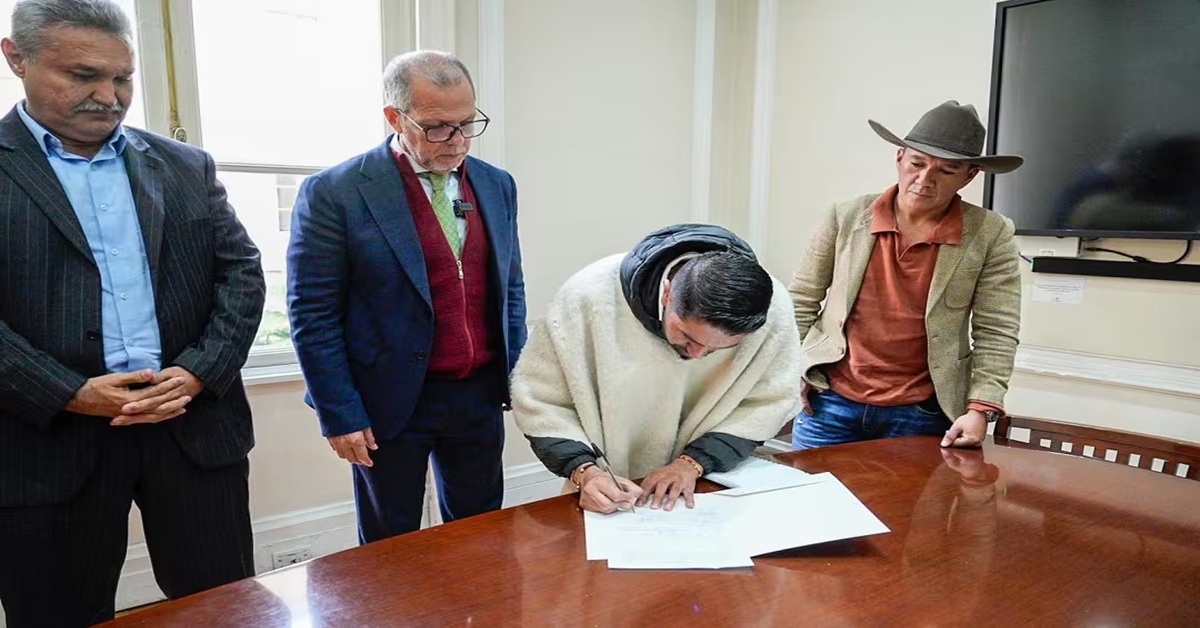 En la foto, momento de la firma del acuerdo entre funcionarios de la embajada cubana y representantes campesinos