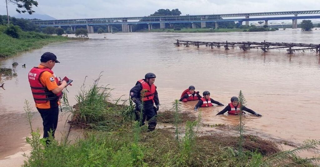 En la foto, rescatistas buscan a desaparecidos en Corea del Sur
