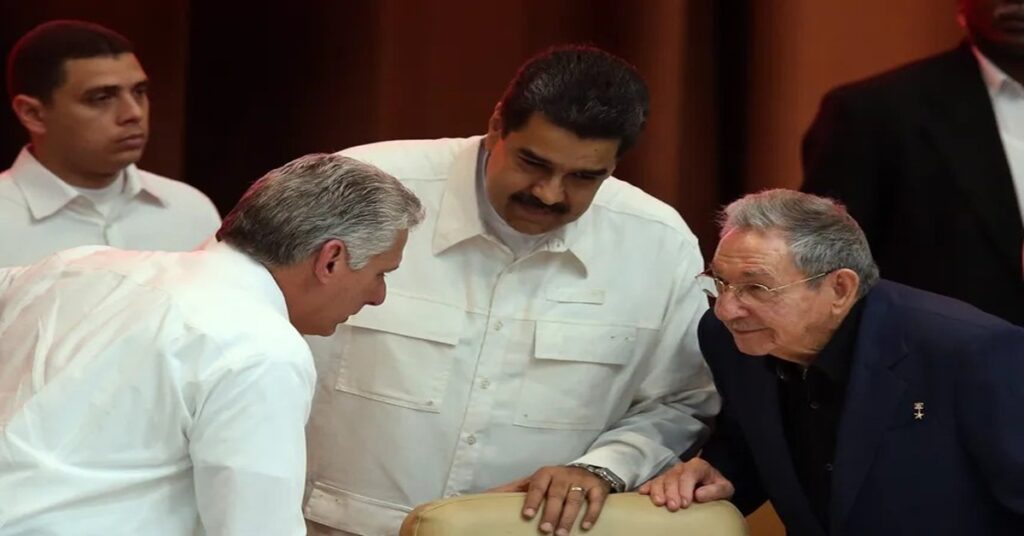 En la fotos, los dictadores de Cuba y Venezuela