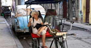 En la foto, una imagen común en la Cuba actual