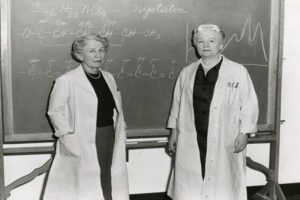 En las foto, las doctiras Racell Fuller y Elizabeth Lee Hazan