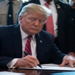 En la foto, Donald Trump aprueba endurecimiento de medidas contra Cuba