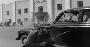 En la foto, una imagen de Ai en la que se ve a Fidel Castro escondido detrás de un auto en el Moncada