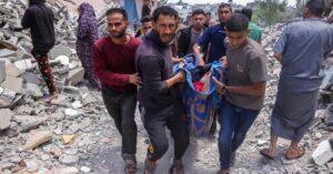 En la foto, habitantes de Gaza cargan a un herido