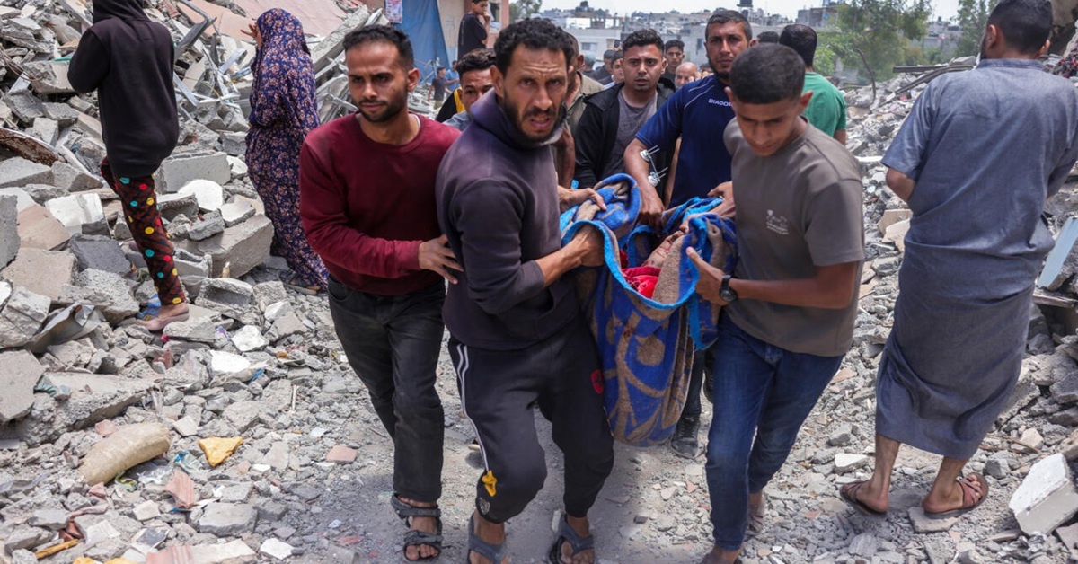 En la foto, habitantes de Gaza cargan a un herido