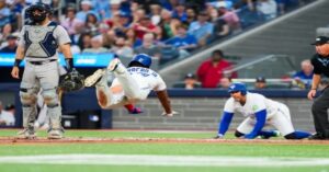 En la foto, Vladimir Guerrero anota la segunda carrera de Azulejos
