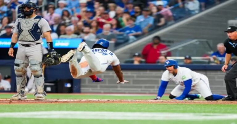 En la foto, Vladimir Guerrero anota la segunda carrera de Azulejos