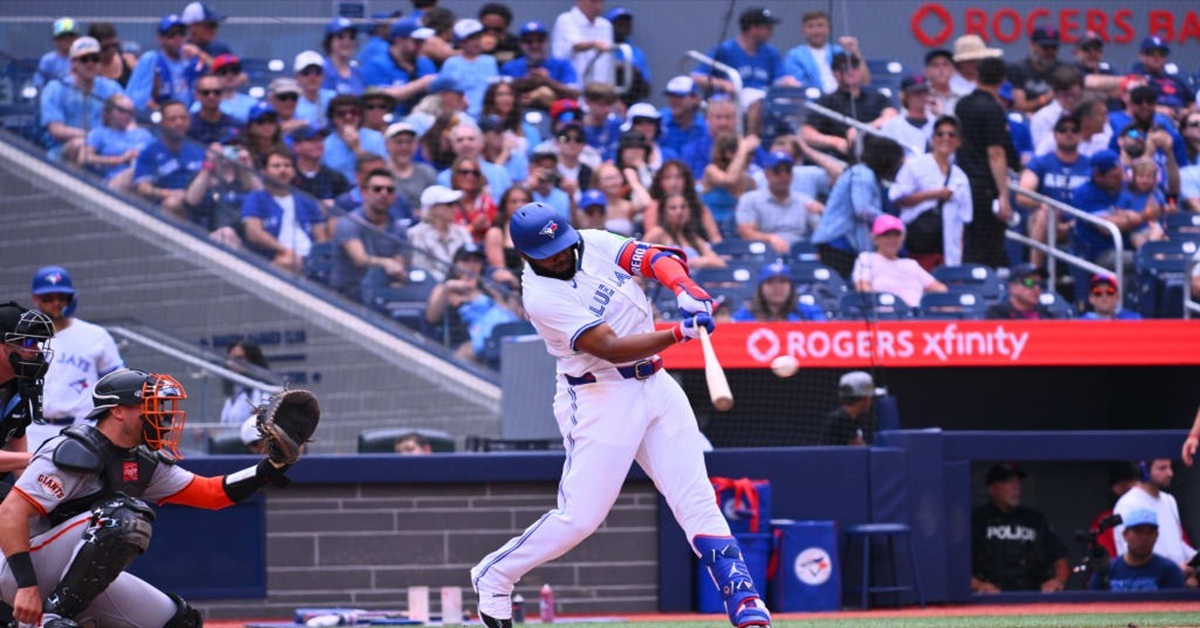 En la foto, Vladimir Guerrero batea jonrón