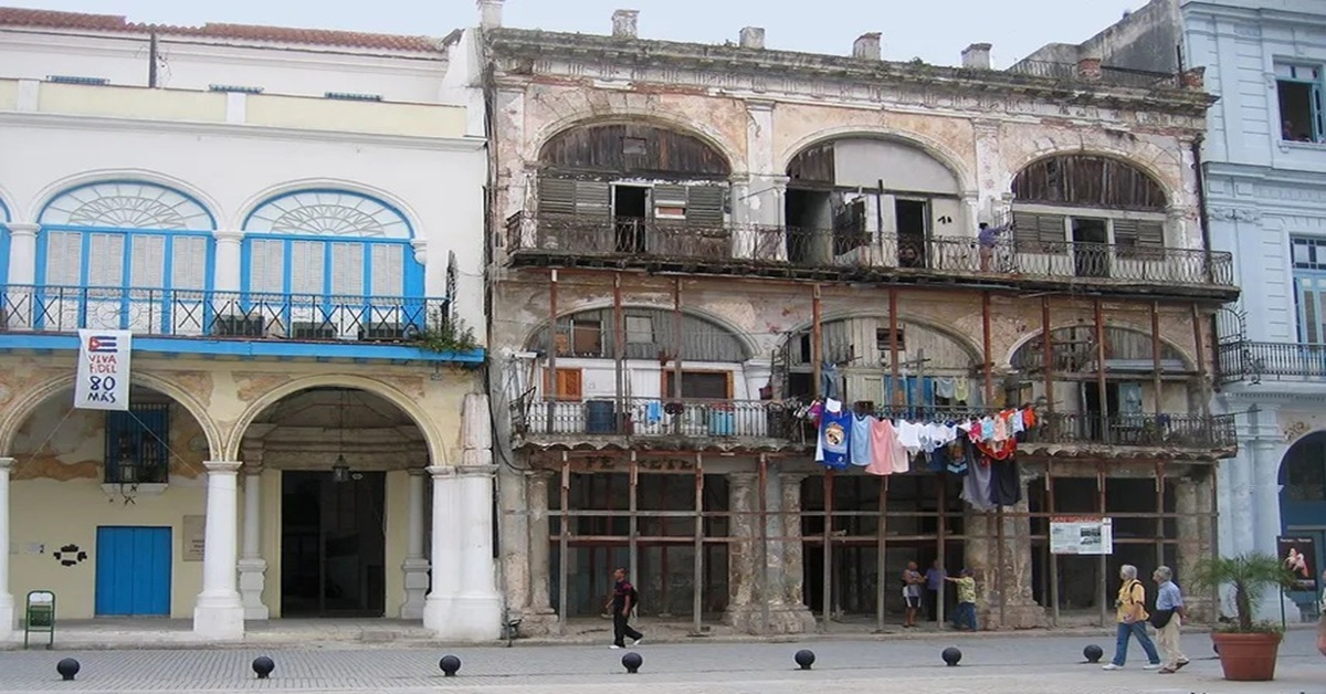 en la foto, La Habana apuntalada