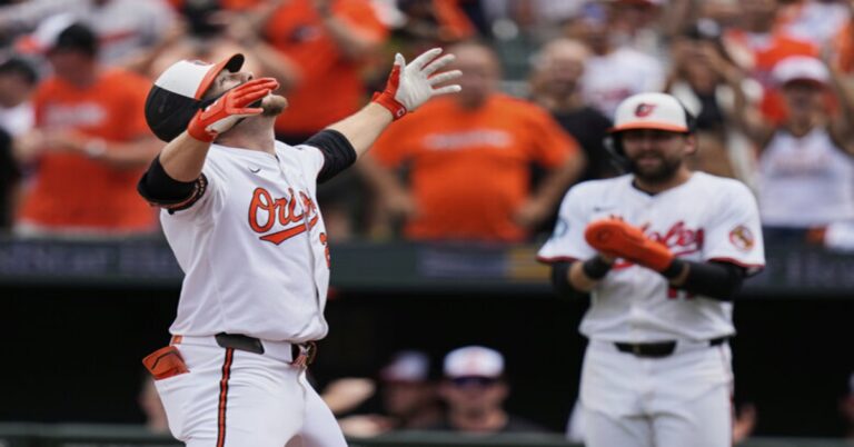En la foto, Gunnar Henderson celebra jonrón ante Mets