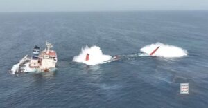 En la foto, el MV Magic Seas hundido