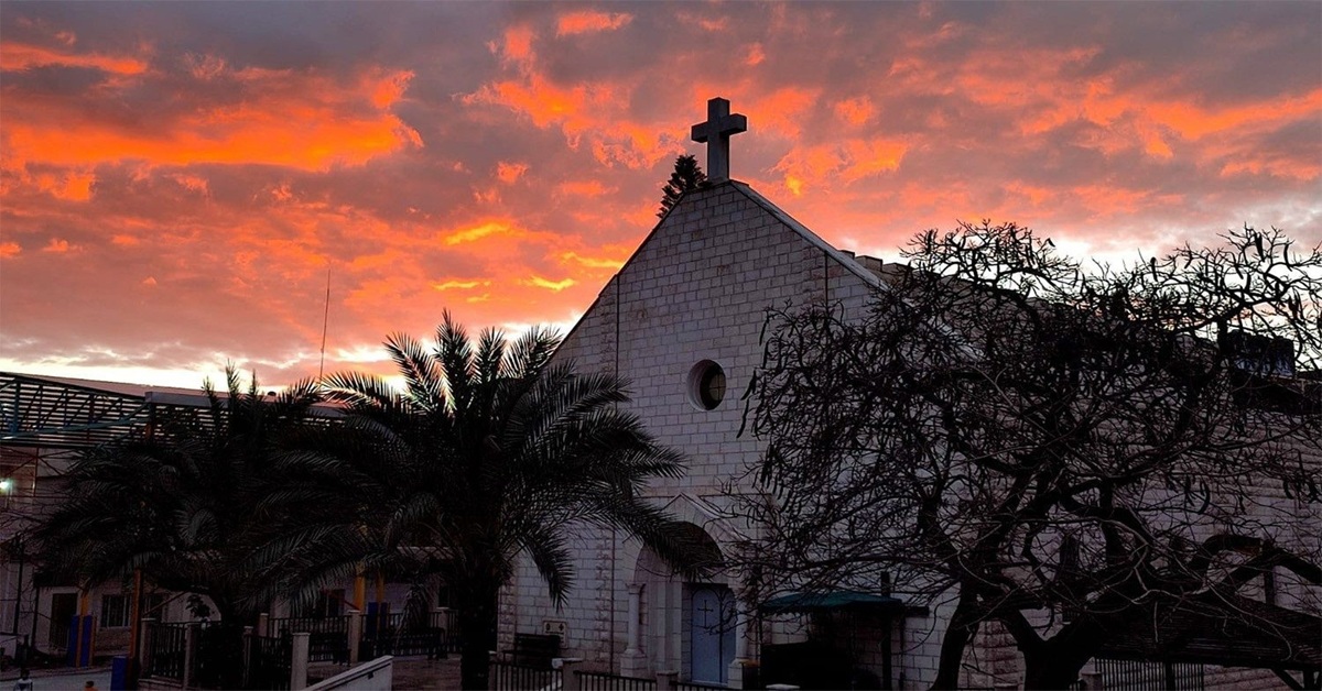 En la foto, la iglesia católica atacada por Israel en Gaza