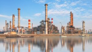 En la foto, una refinería de crudo en la India