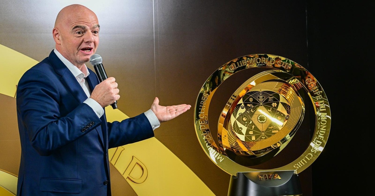 En la foto, Infantino con el trofeo del Mundial de Clubes
