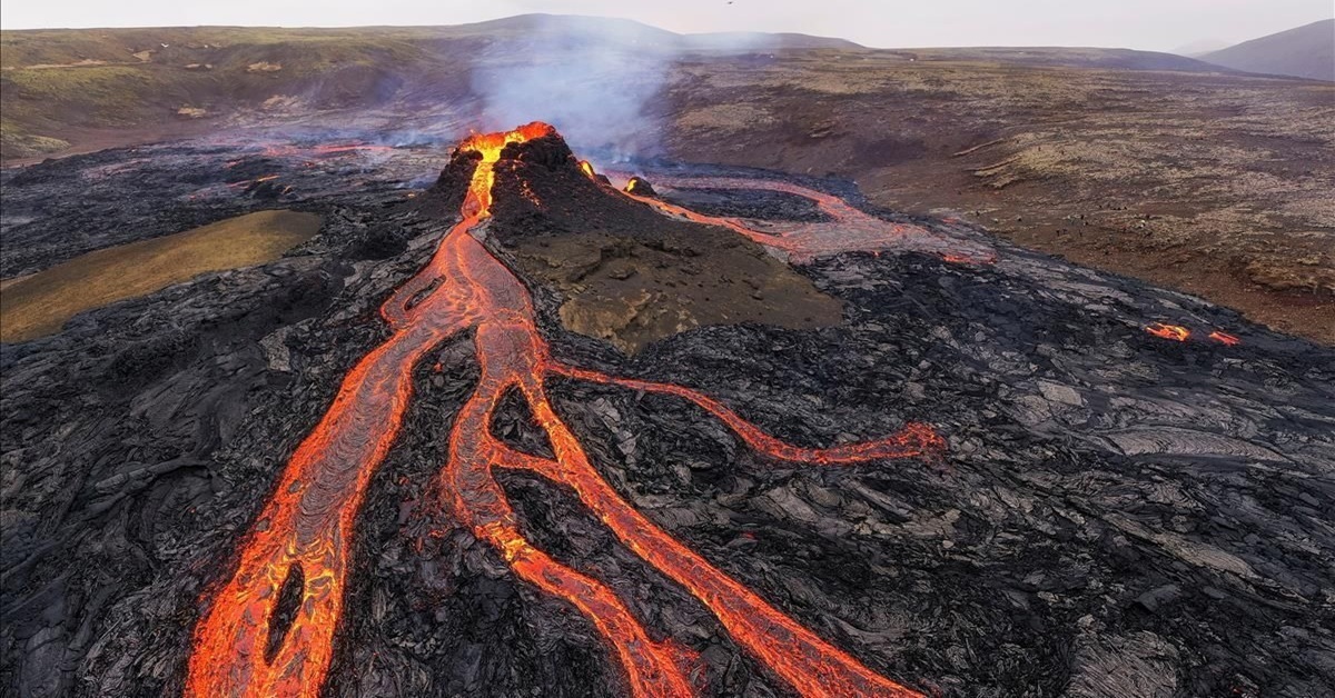 En la foto, erupción de un volcán en Islandia