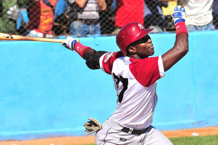 En la foto, el pelotero Denis Laza