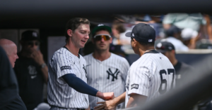 En la foto, Ryan McMahoon llega al clubhouse de los Yankees