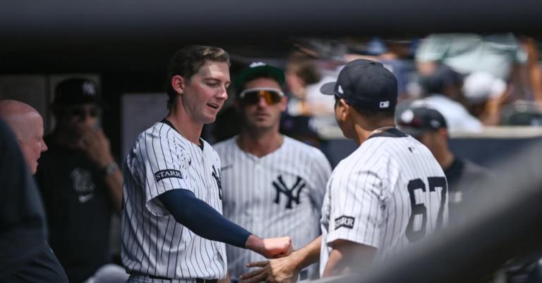 En la foto, Ryan McMahoon llega al clubhouse de los Yankees