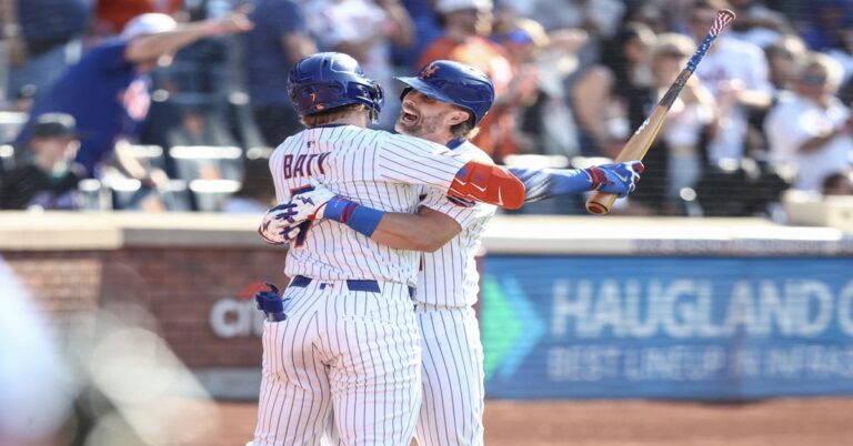 En la foto, Mets celebra ante Yankees