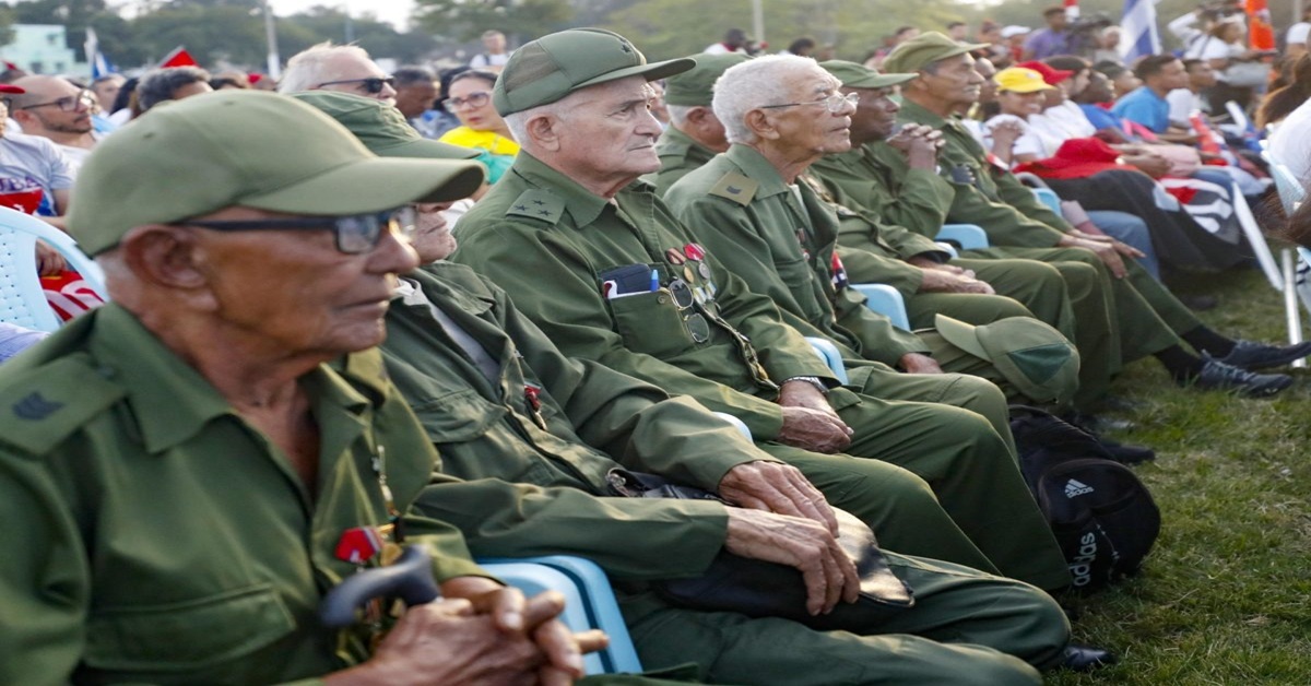 En la foto, jubilados cubanos del Ejército