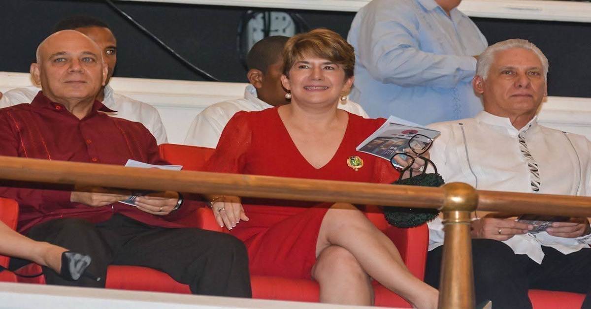 En la fotLa familia Díaz-Canel