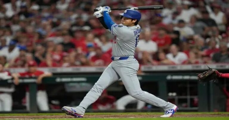 En la foto, Shohei Ohtani batea un doble ante los Reds