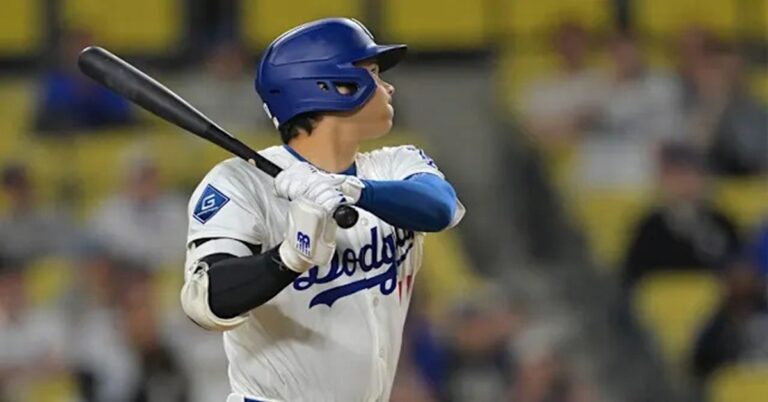 En la foto, Ohtani batea quinto jonrón en juegos seguidos