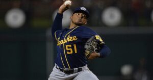 En la foto, Freddy Peraltam ganador por los Cerveceros