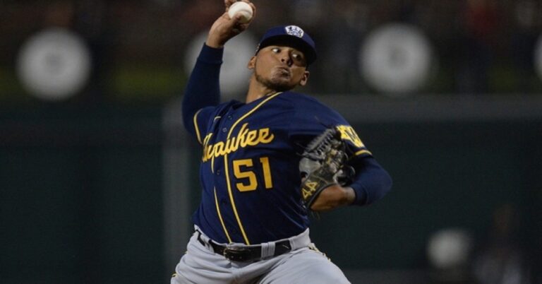 En la foto, Freddy Peraltam ganador por los Cerveceros